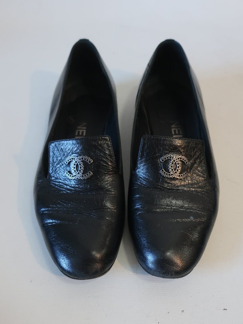 Authentic Womens Chanel Black Leather CC Flat Loafer Shoes 35.5 US/5 - Picture 2 of 16